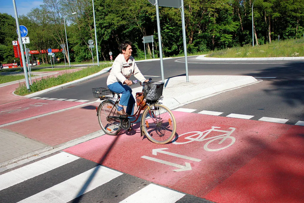 Radfahrerin auf Fahrradweg