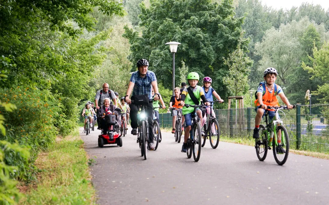 Bürgermeister radelt mit Kindern durch Oranienburg