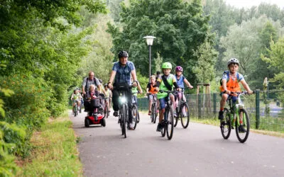 Bürgermeister radelt mit Kindern durch Oranienburg