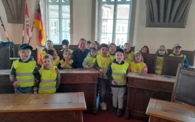 Perleberger Kita bekommt Warnwesten vom Bürgermeister überreicht