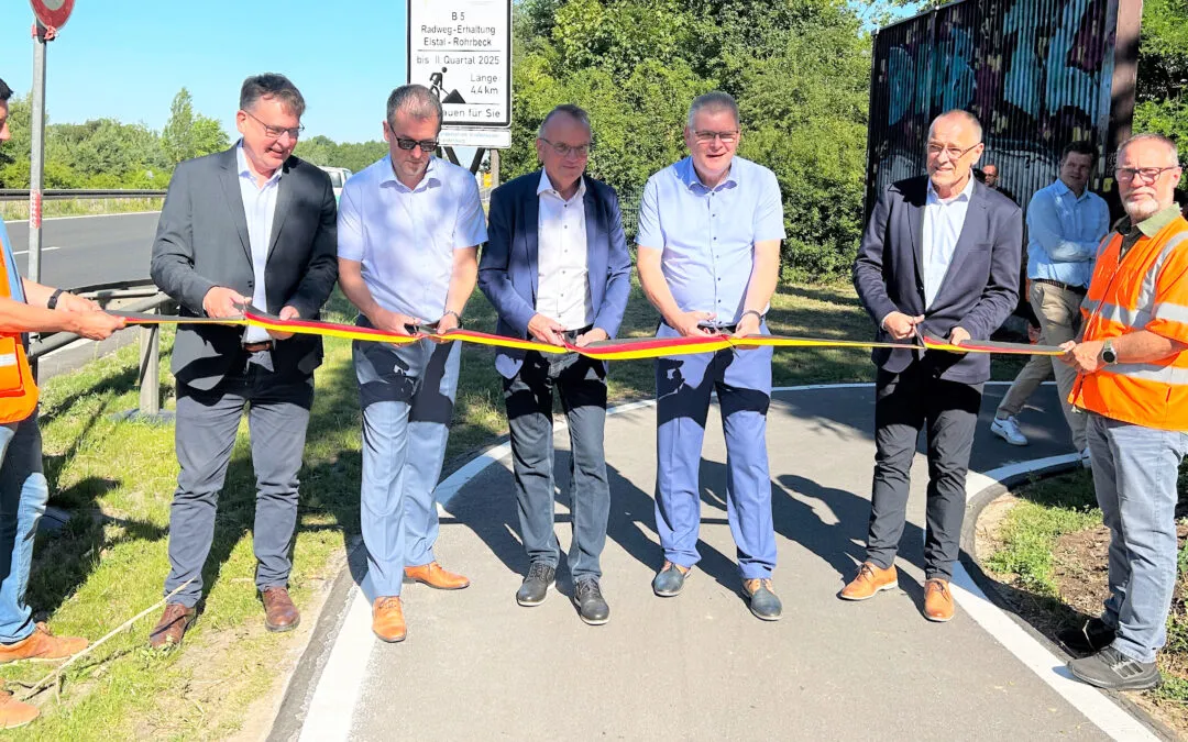 Sanierter Radweg entlang der vierstreifigen B 5 in Elstal